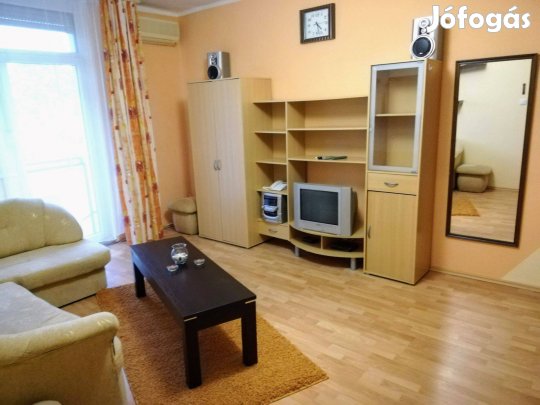 Igényesen bútorozott belvárosi tégla lakás csendes környezetben