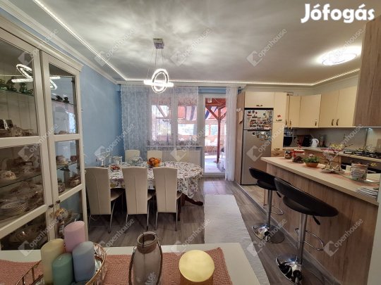 Igényesen felújított 82 m2-es sorház kertkapcsolattal Pereces elején