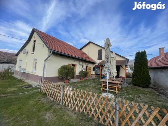 Igényesen felújított, 64 m-es családi ház + egy jelenleg is jól működ