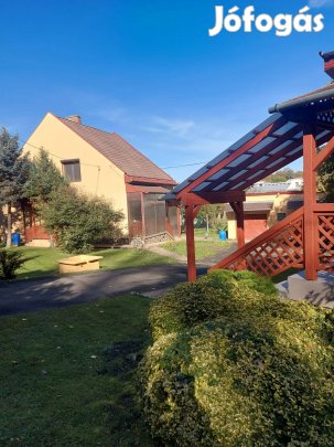 Igényesen felújított családi ház, hatalmas zöld parkkal, vendégházzal