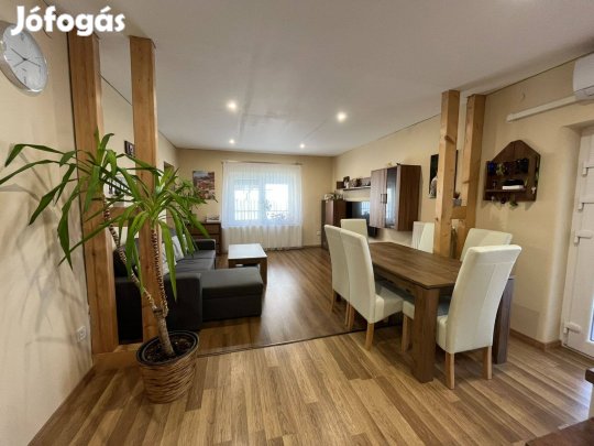 Igényesen felújított családi ház közkedvelt környéken a kórház mögött