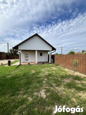 Igényesen felújított kisház eladó Füzesgyarmaton