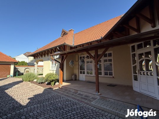 Igényesen megépített, exkluzív családi ház eladó Baja belvárosának nyu