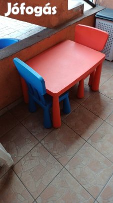Ikea mammut asztal két székkel.