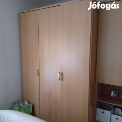 Ikeás Hálószoba bútor bézs színű