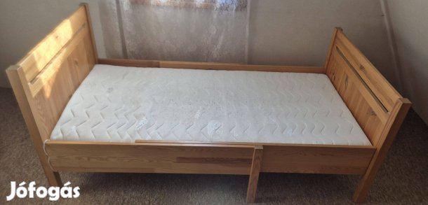 Ikeas Trofast állítható hosszúságú tömörfa ágy matraccal