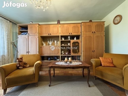 Ikerház-fél saját kerttel a 16. kerületben