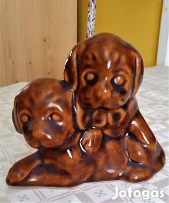Ikonikus lengyel mázas kerámia kutyák