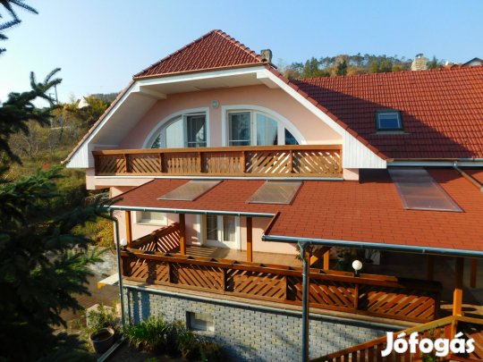 Impozáns, BALATONI panorámás  családi ház Balatongyörökön