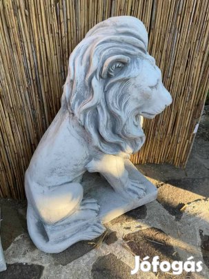 Impozáns oroszlán szobor karakteres kapudísz és kerti dísz
