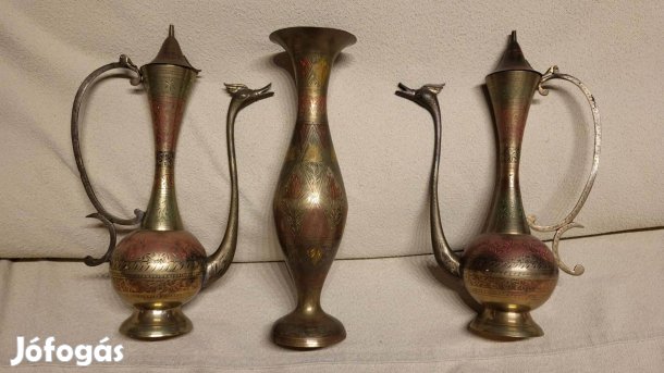 Indiai réz gravírozott váza 2 kancsóval