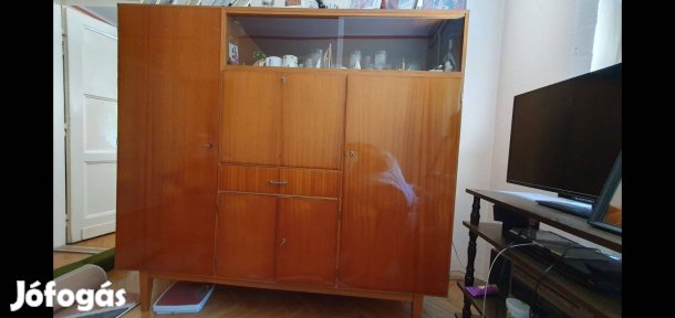 Ingyen elvihető retró szekrény