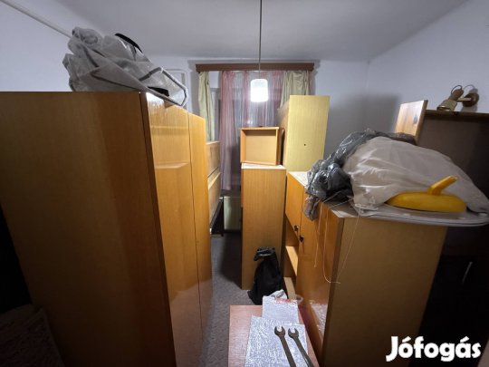 Ingyen elviheto szobabútor és kis kanapé