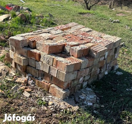 Ingyen tégla Sukorón