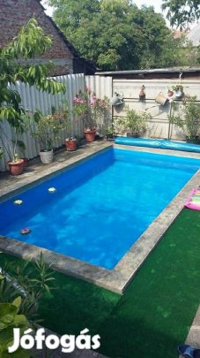 Inotán két szintes, medencés családi ház eladó