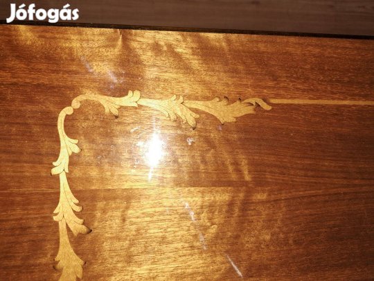 Intarziás asztal