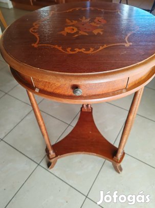 Intarziás kerek dohányzóasztal