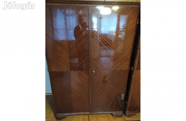 Intarziás retro akasztós szekrény