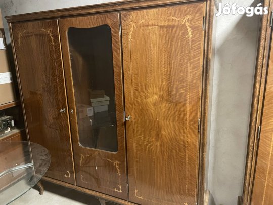 Intarziás szekrény 