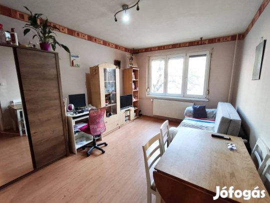 Intersparhoz közel, első emeleti garzon eladó!