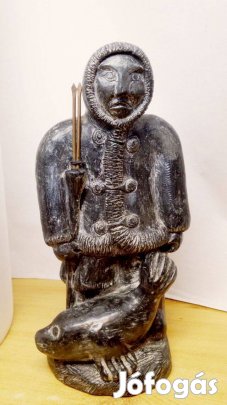 Inuit fókavadász felfegyverkezve, zsákmányával együtt Wolf Original