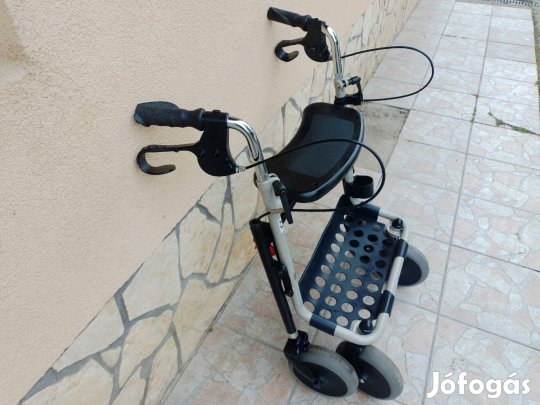 Invacare rollator járássegitö orvosi segédeszköz.