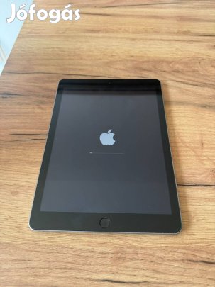 Ipad (5. generációs) - ezüst, 32GB, Wi Fi