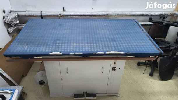 Ipari gőzölős vasalóasztal - textiláruhoz