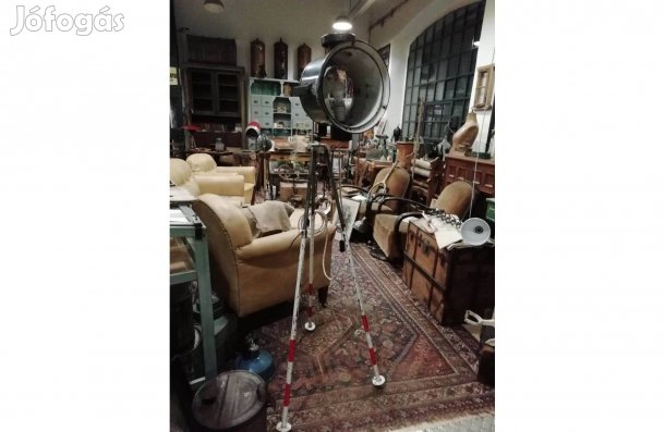 Ipari stílusú reflektor, háromlábú állványon, egyedi készítésű loft