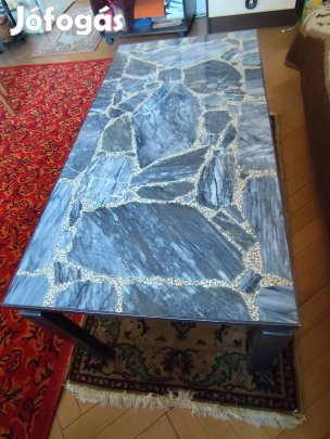 Iparművészeti asztal 