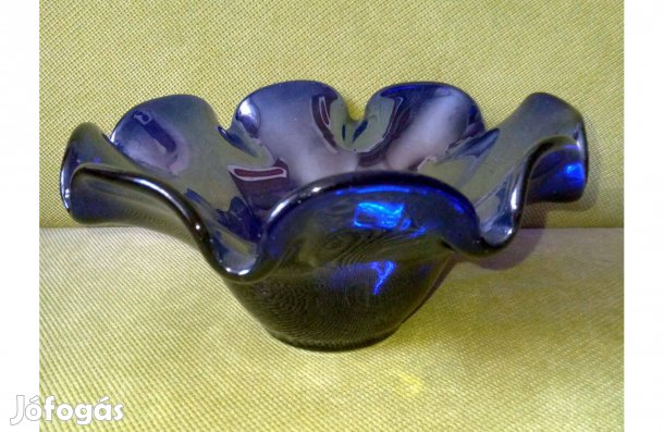 Irizáló, fodros szélű kék üveg asztalközép, kínáló