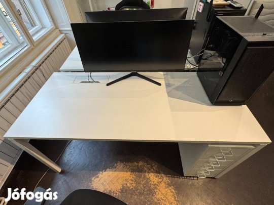 Íróasztal / Irodai asztal
