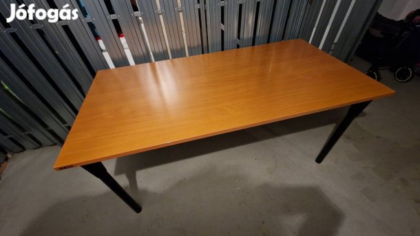 Íróasztal, irodaasztal, kábeltartóval, állítható magasságú