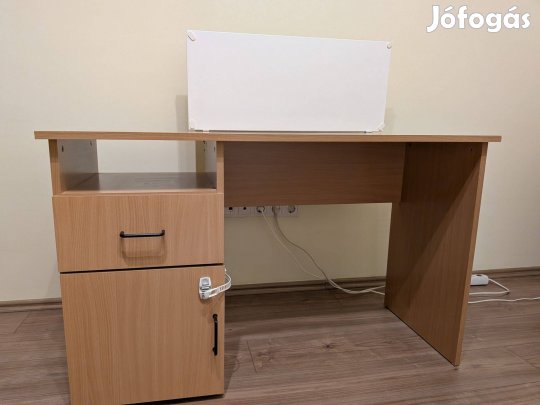 Íróasztal ajándék mégnestáblával