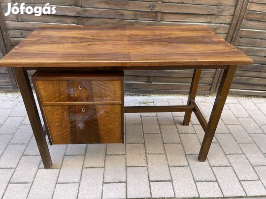 Íróasztal barna színű 