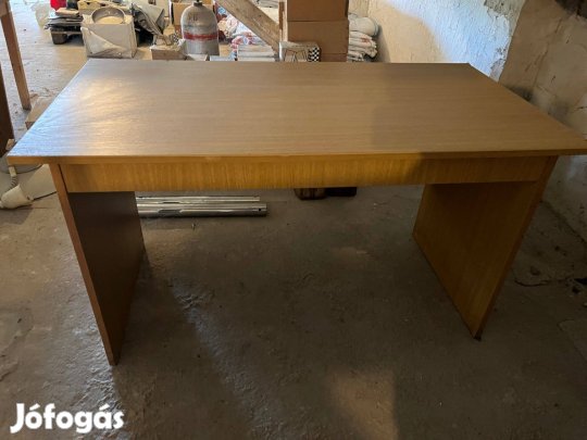 Íróasztal eladó, szélesség 130,5 cm, magasság 74 cm, oldal 70 cm