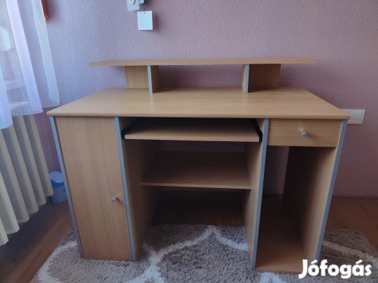 Íróasztal és forgószék 