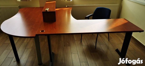 Íróasztal fém lábbal