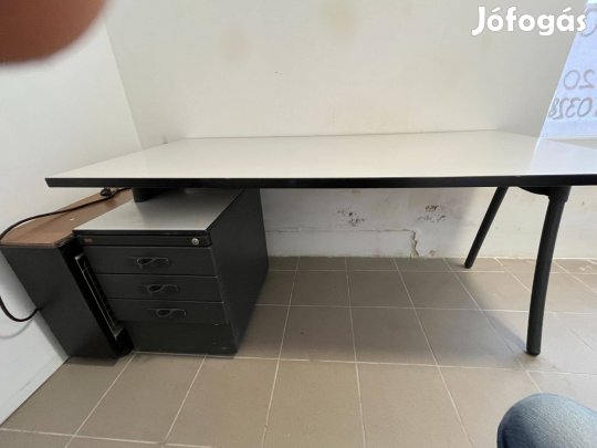 Íróasztal fiókos szekrénnyel