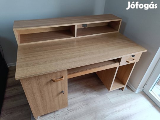 Íróasztal masszív, erős.
