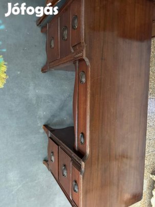 Íróasztal sok fiókos 