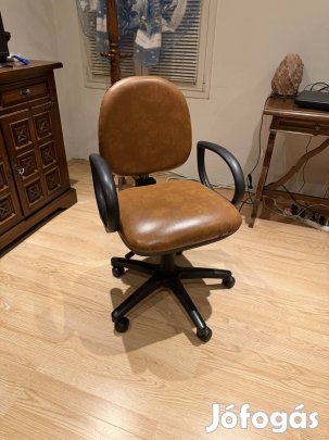 Íróasztal székkel.