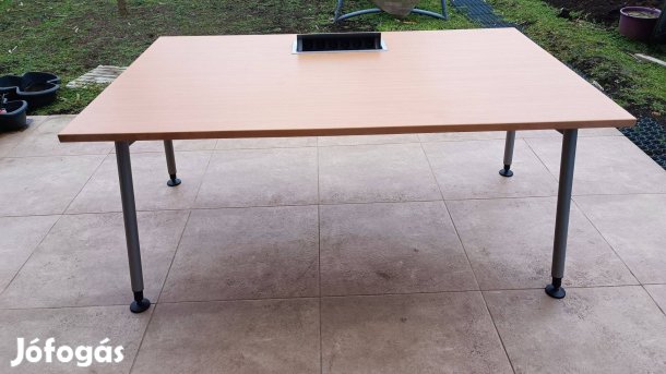 Irodai asztal 160x100 elosztóval (masszív fém váz)