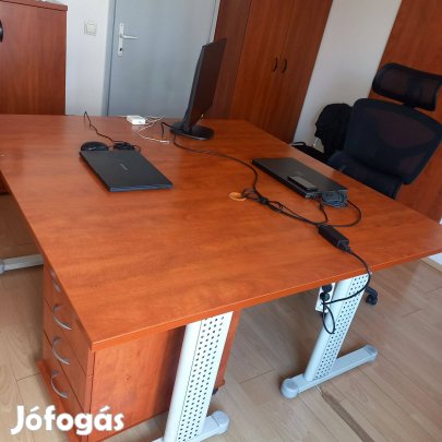Irodai asztal