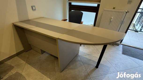 Irodai asztal