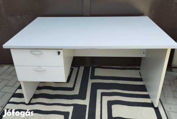 Irodai íróasztal