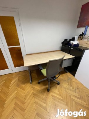 Irodai íróasztal