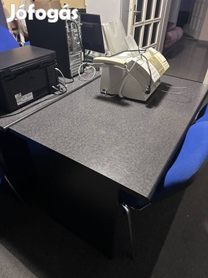 Irodai szekrény 2 db asztallal