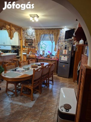 Irodánk egy szuterénos családi házat kínál megvételre Felsőtárkányban!