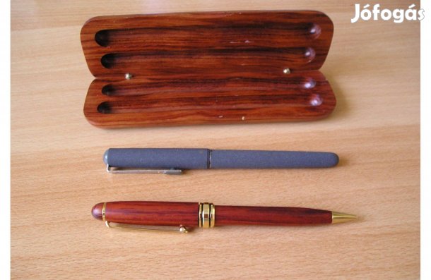 Íróeszközök fa dísztokban
